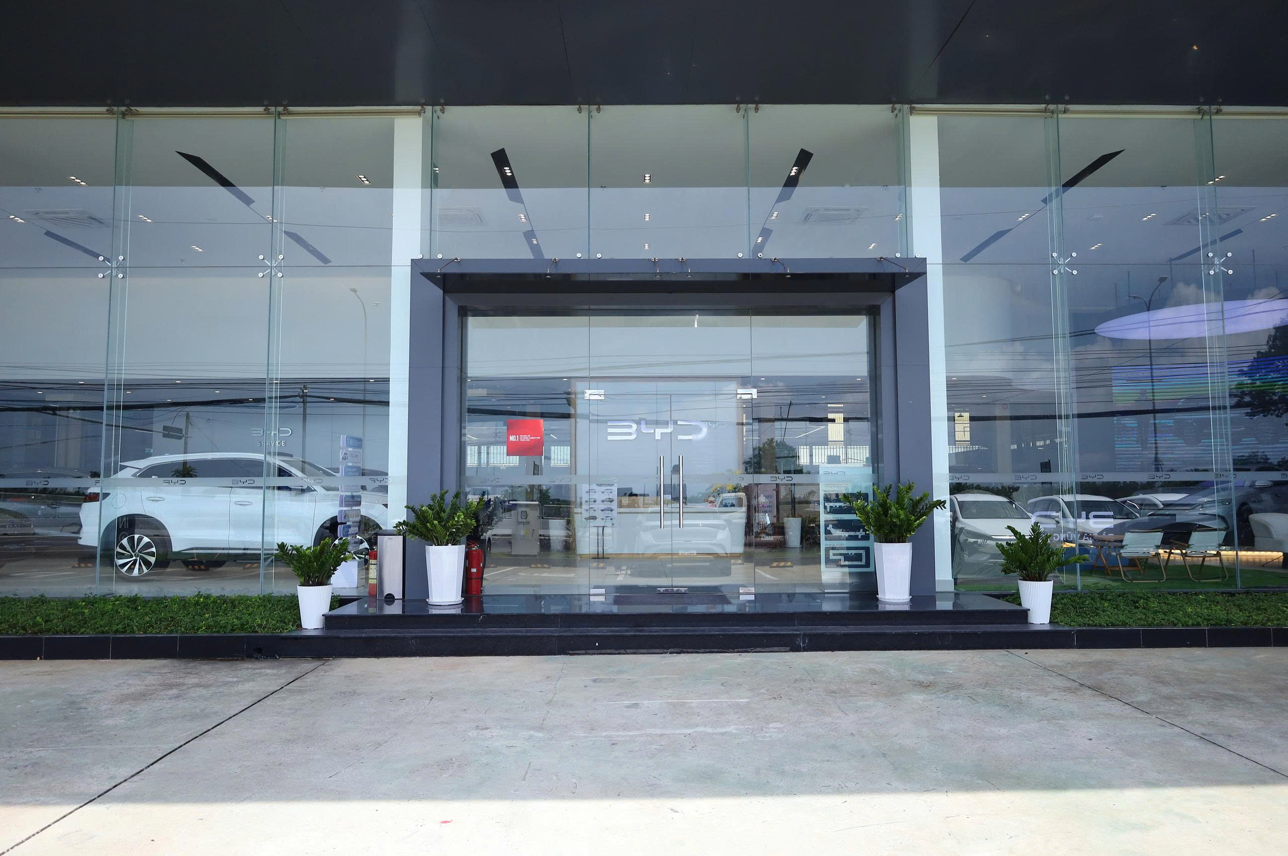 Khong-gian-showroom-BYD-GreenPower-sang-trong-tien-loi 